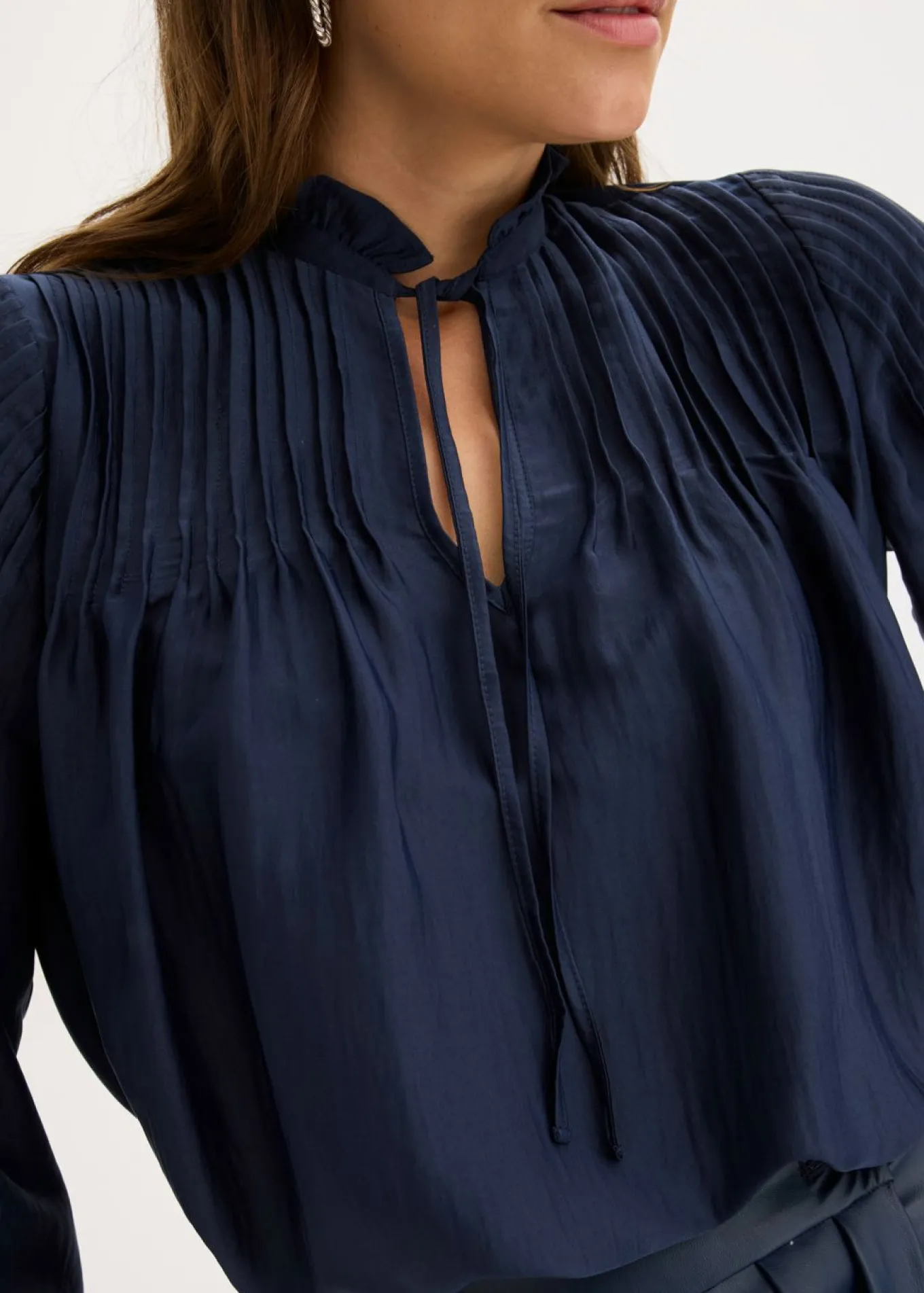 Blusa tipo túnica de satén brillante con ribetes