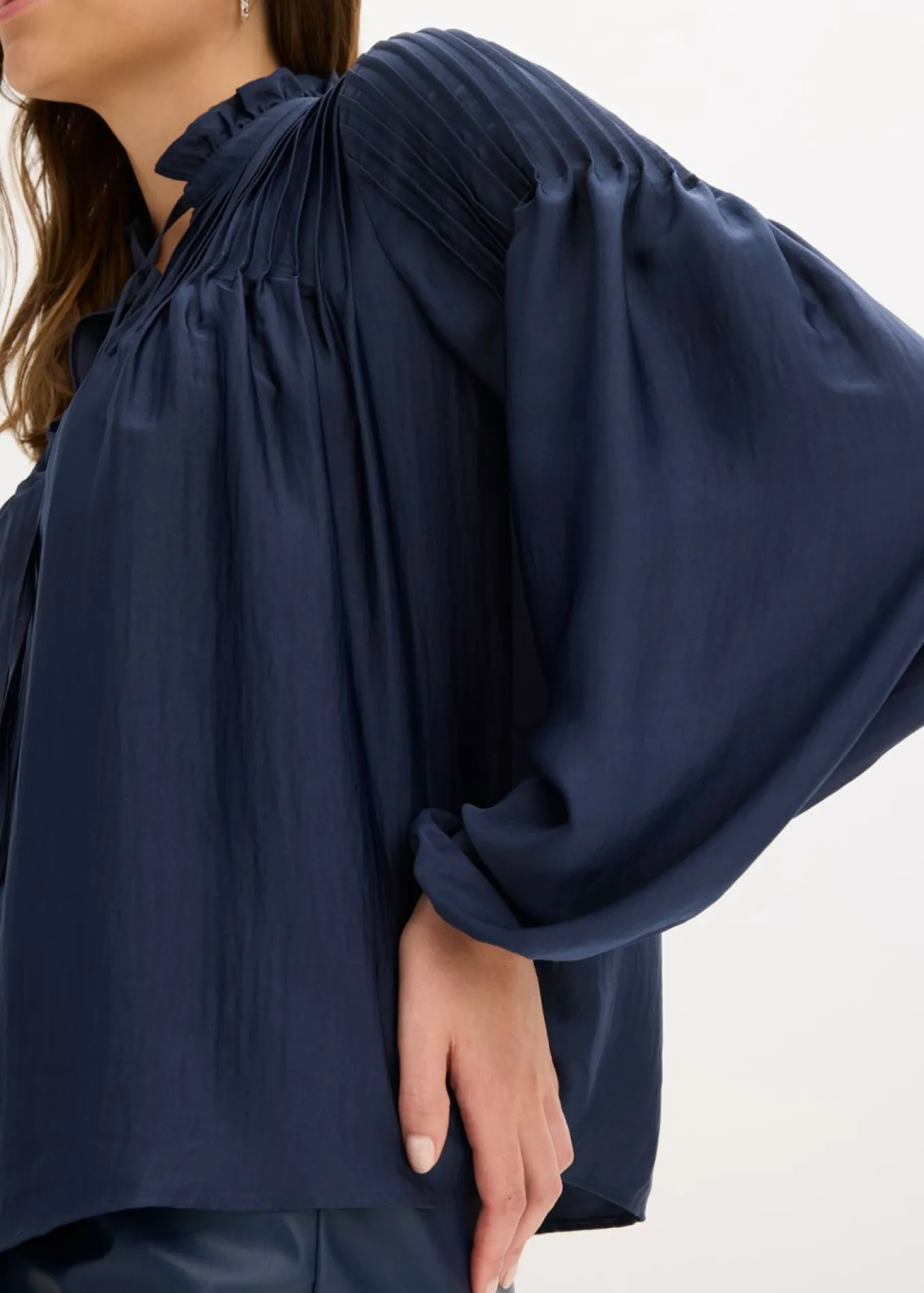 Blusa tipo túnica de satén brillante con ribetes