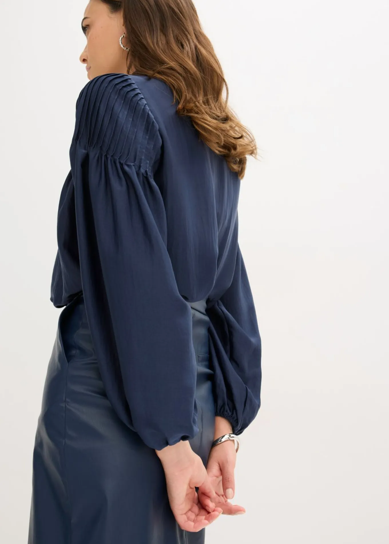 Blusa tipo túnica de satén brillante con ribetes