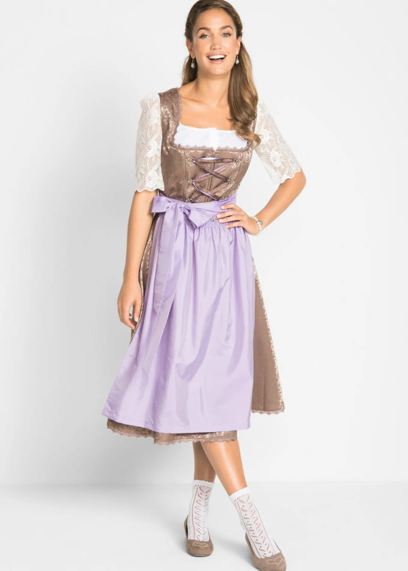 Blusa tradicional con manga de encaje