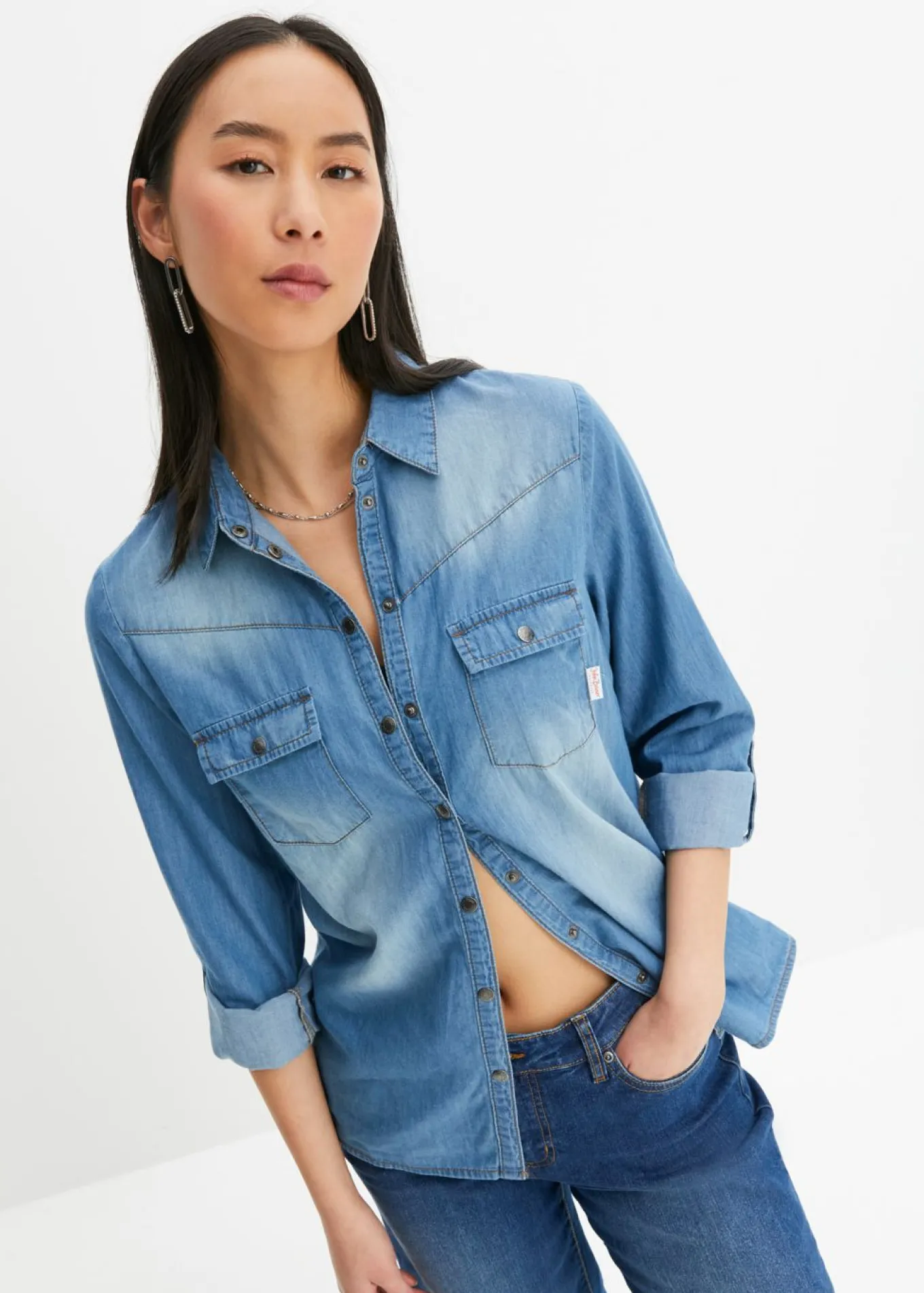 Blusa vaquera con cierres a presión