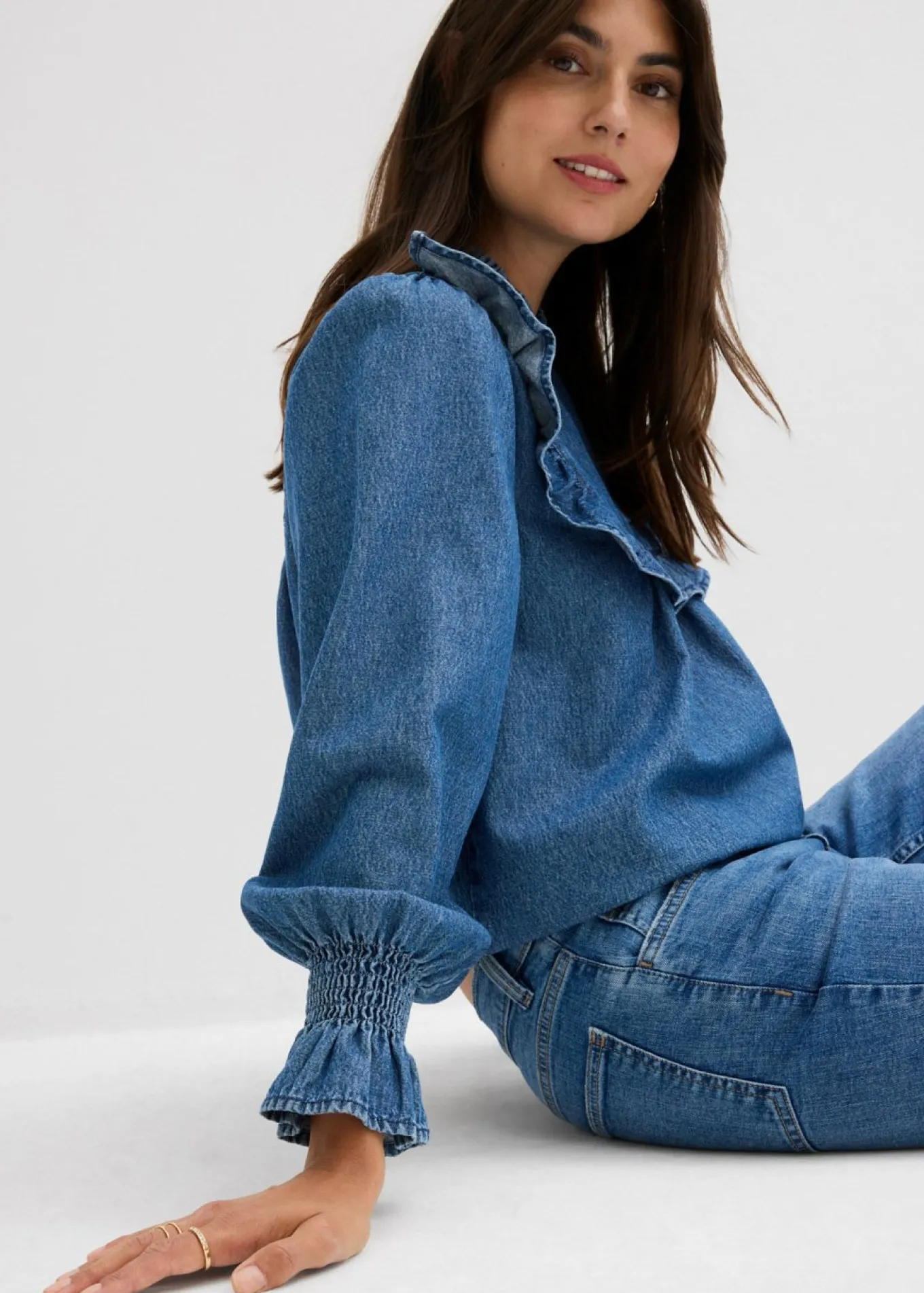 Blusa vaquera con volantes