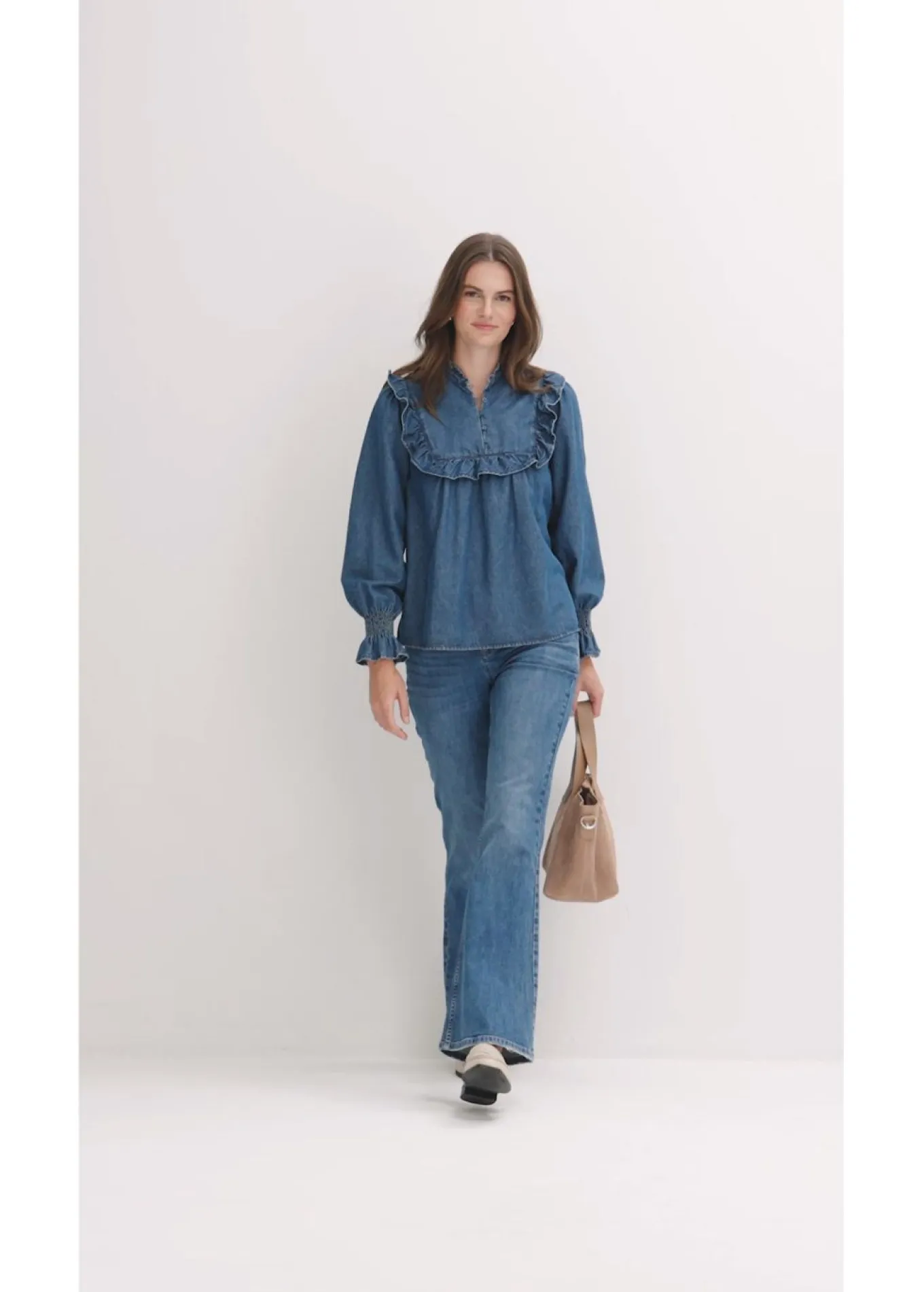 Blusa vaquera con volantes