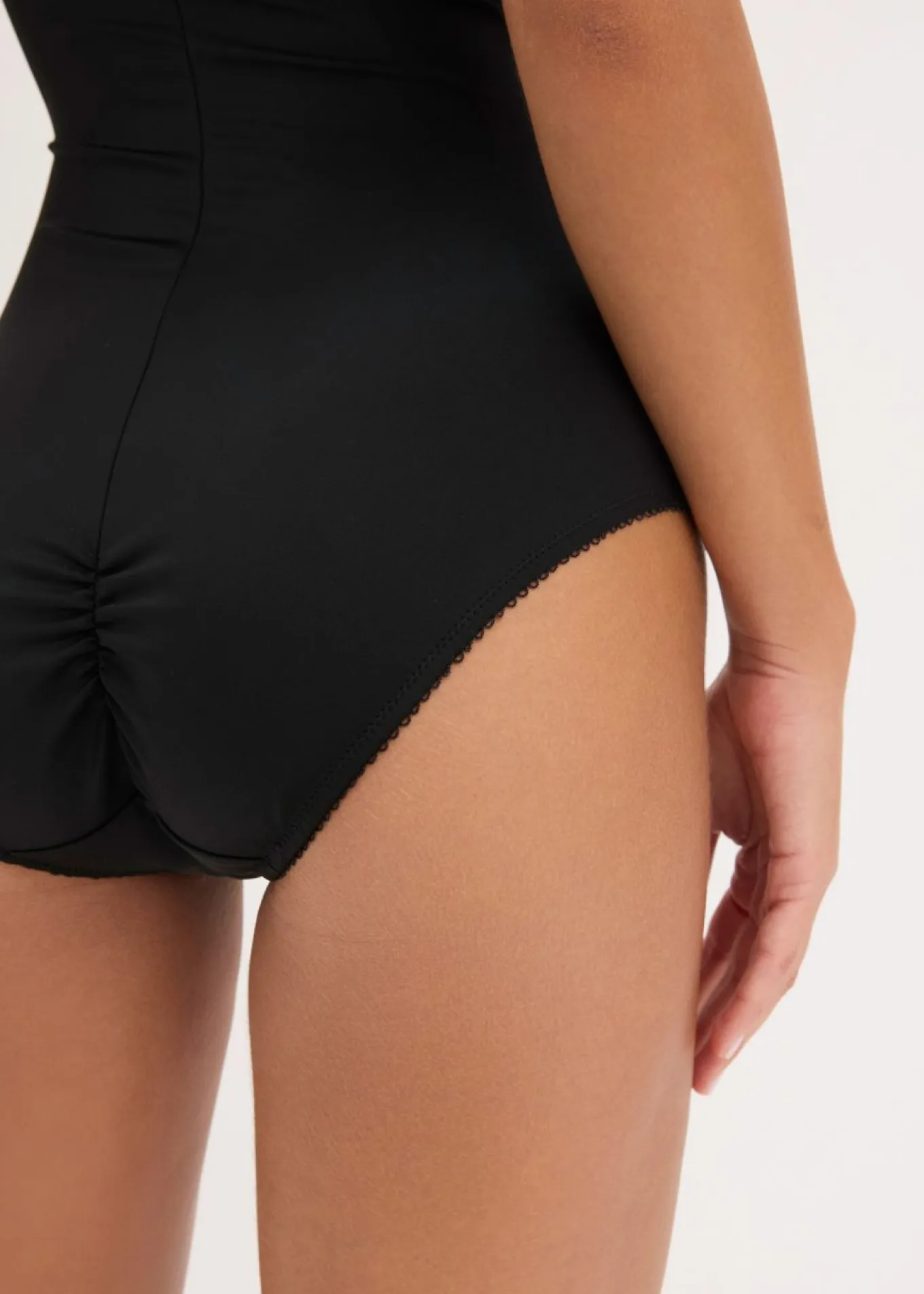 Body moldeador con efecto moldeador ligero e hilo brillante