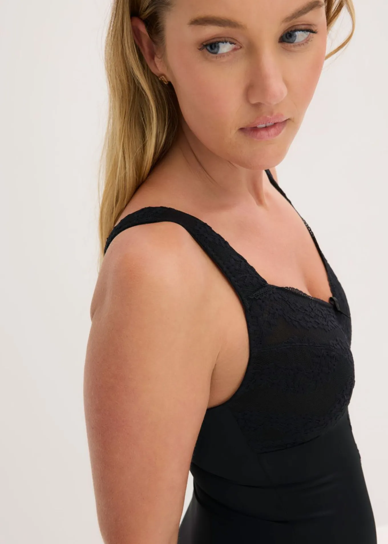 Body sin aros con efecto moldeador medio y encaje