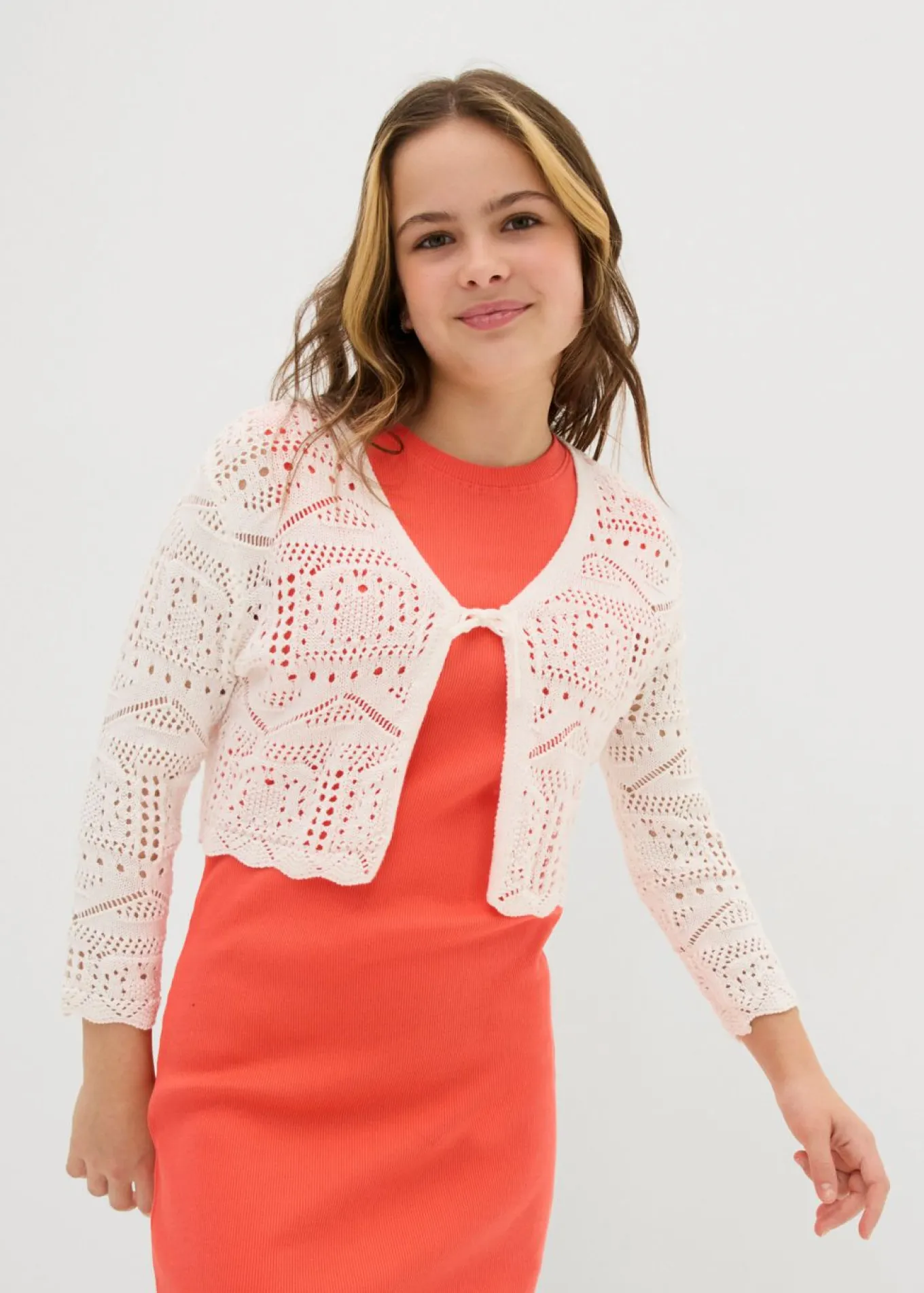 Bolero con bordado y mangas 3/4