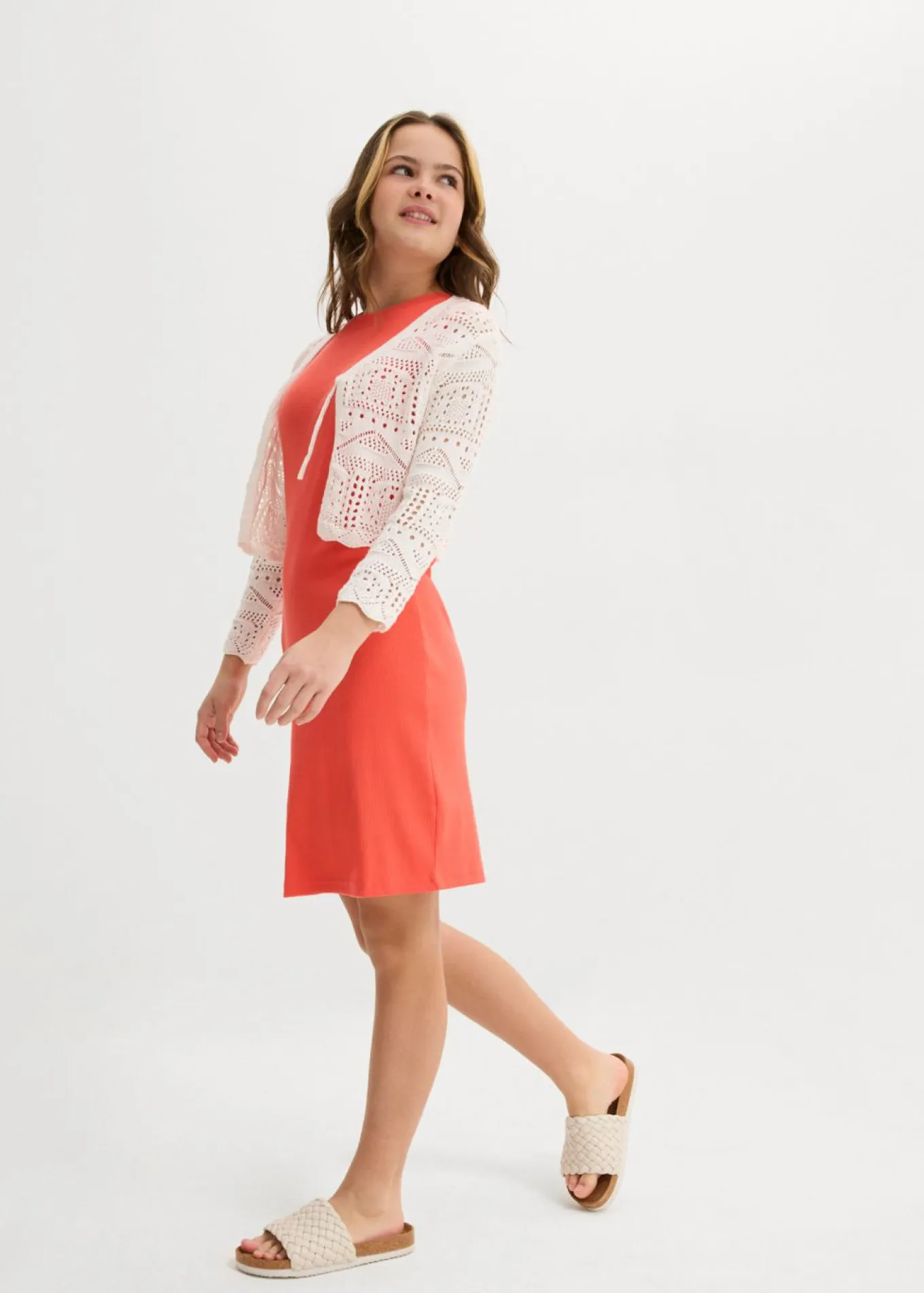 Bolero con bordado y mangas 3/4