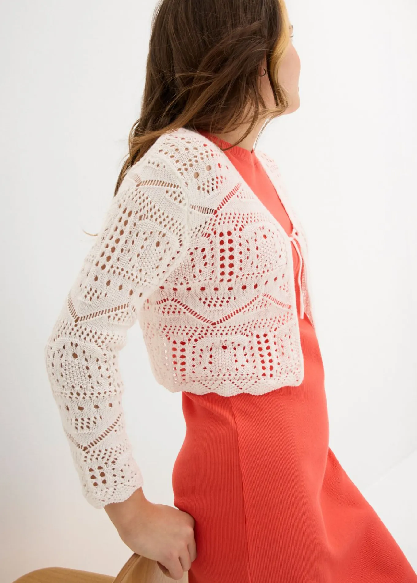 Bolero con bordado y mangas 3/4