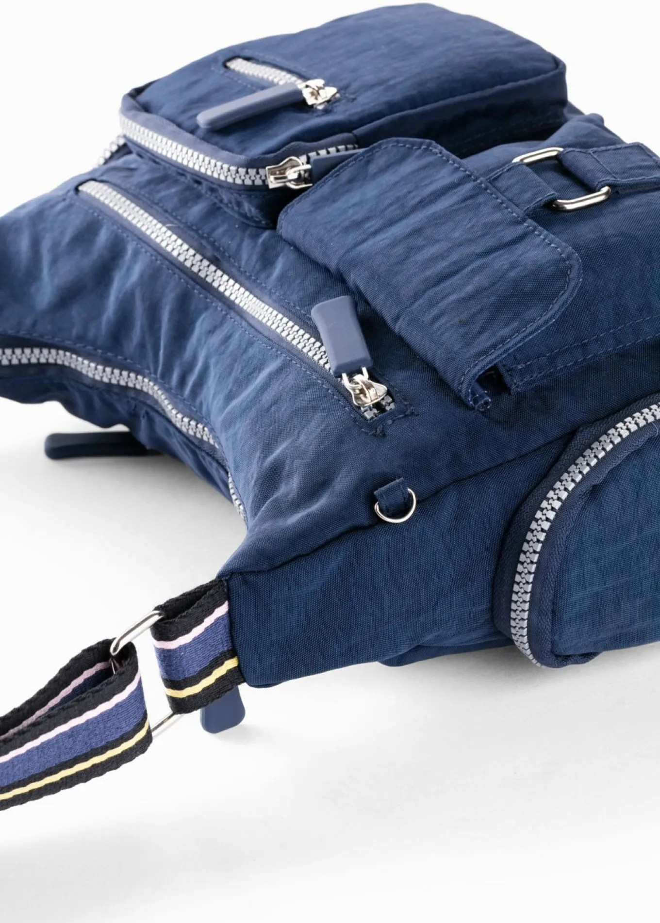 Bolso bandolera con bolsillos exteriores