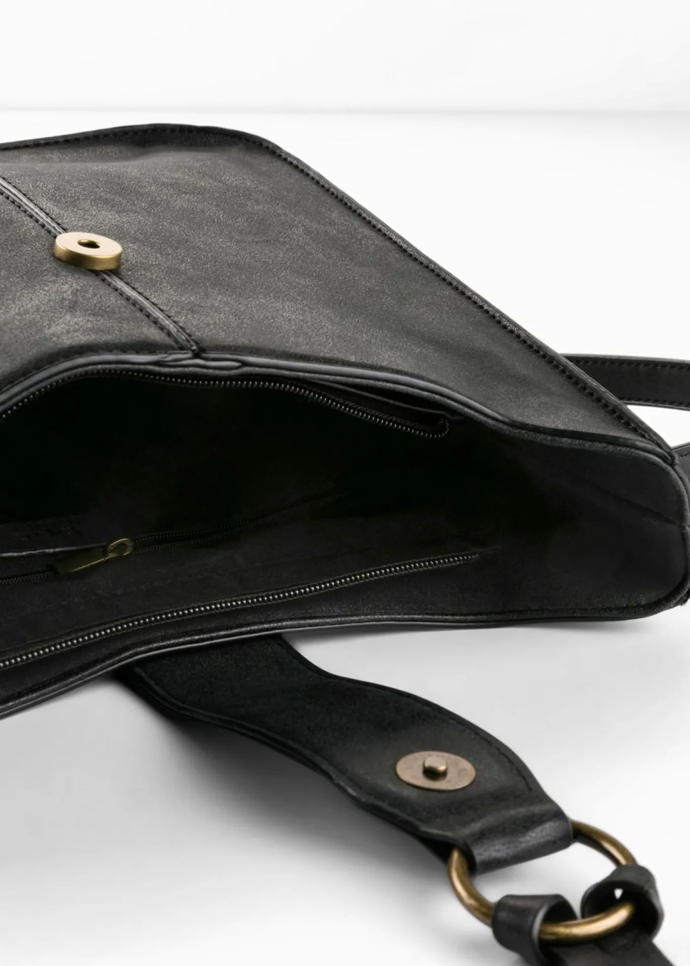 Bolso bandolera con detalle de hebilla decorativa