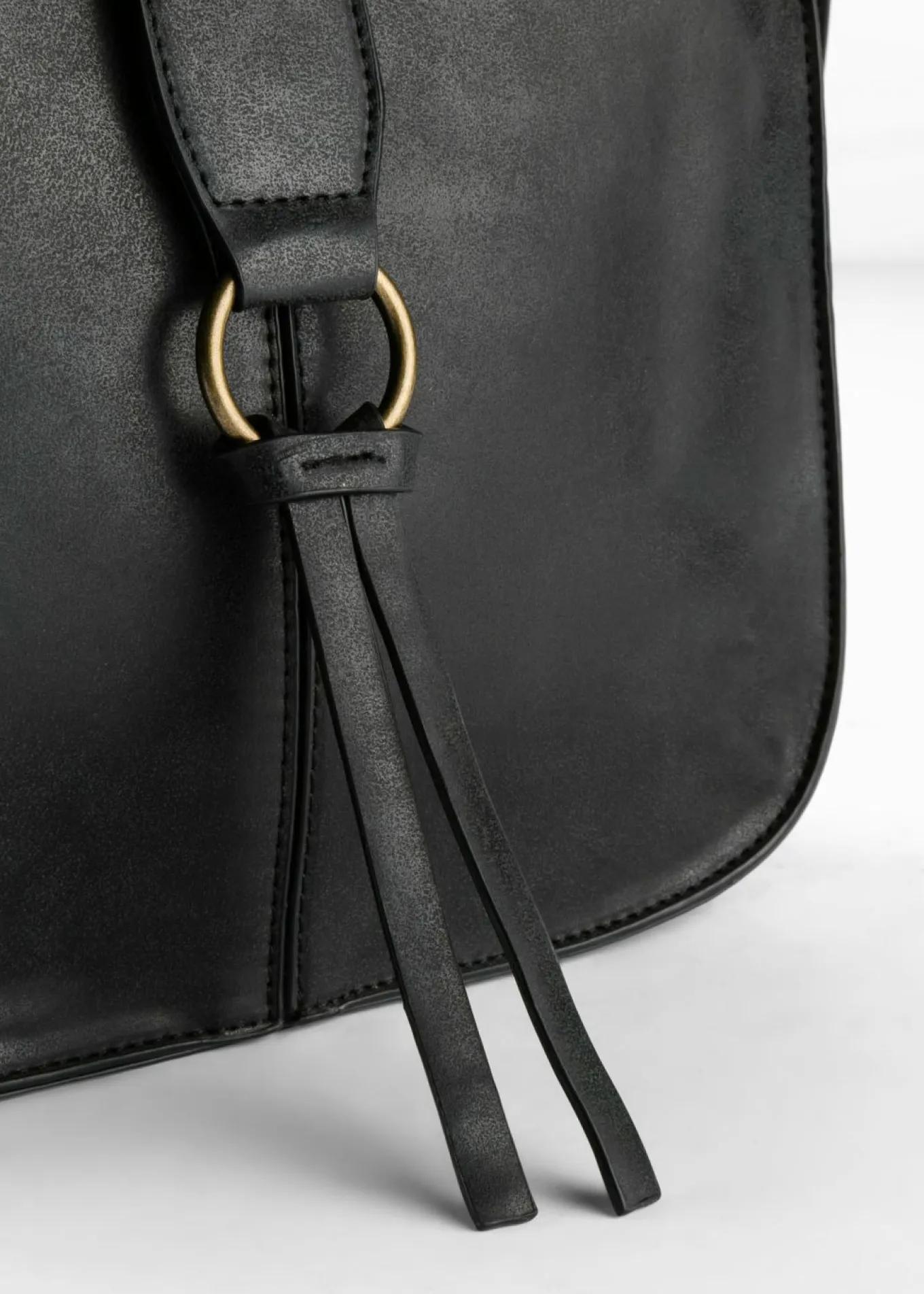 Bolso bandolera con detalle de hebilla decorativa