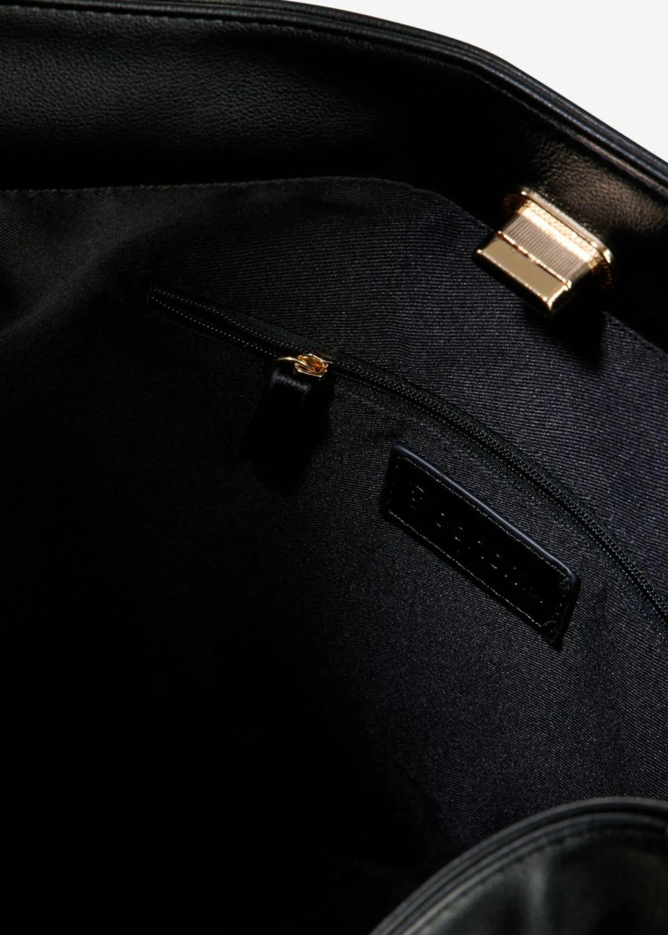 Bolso bandolera con detalle de correa