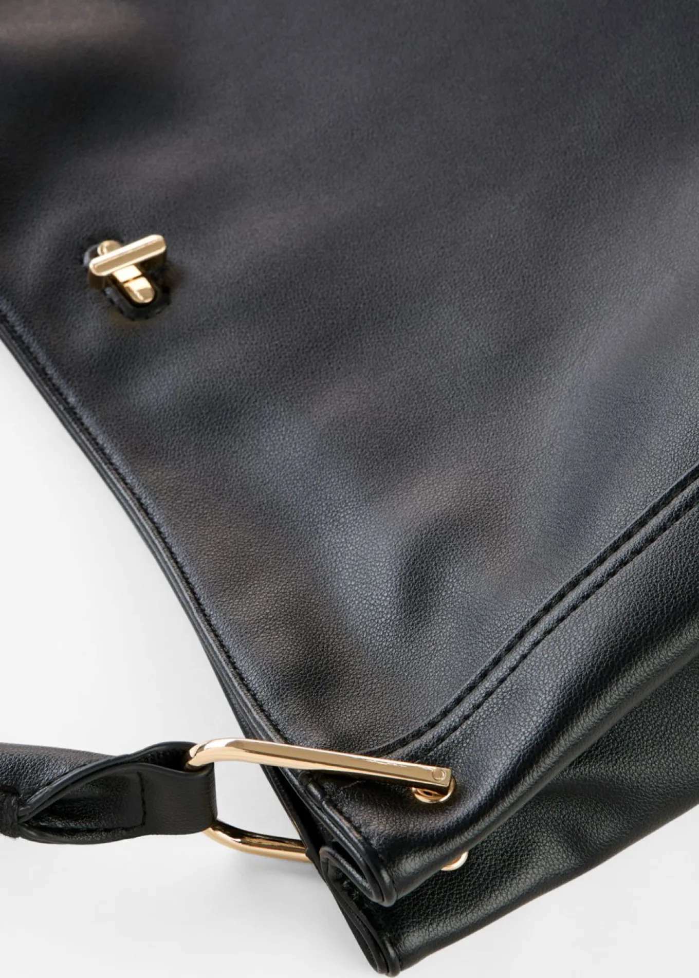 Bolso bandolera con detalle de correa