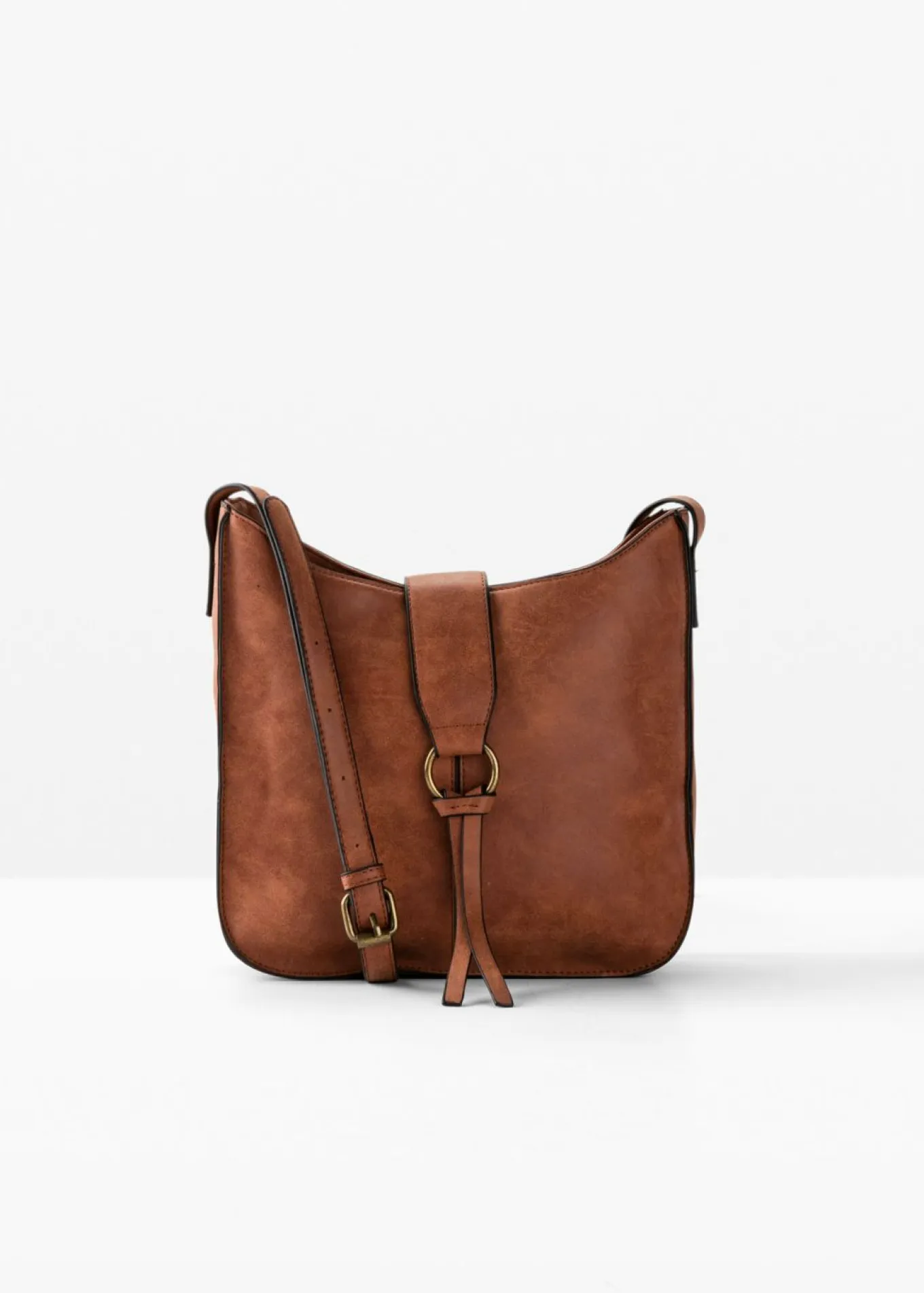 Bolso bandolera con detalle de hebilla decorativa