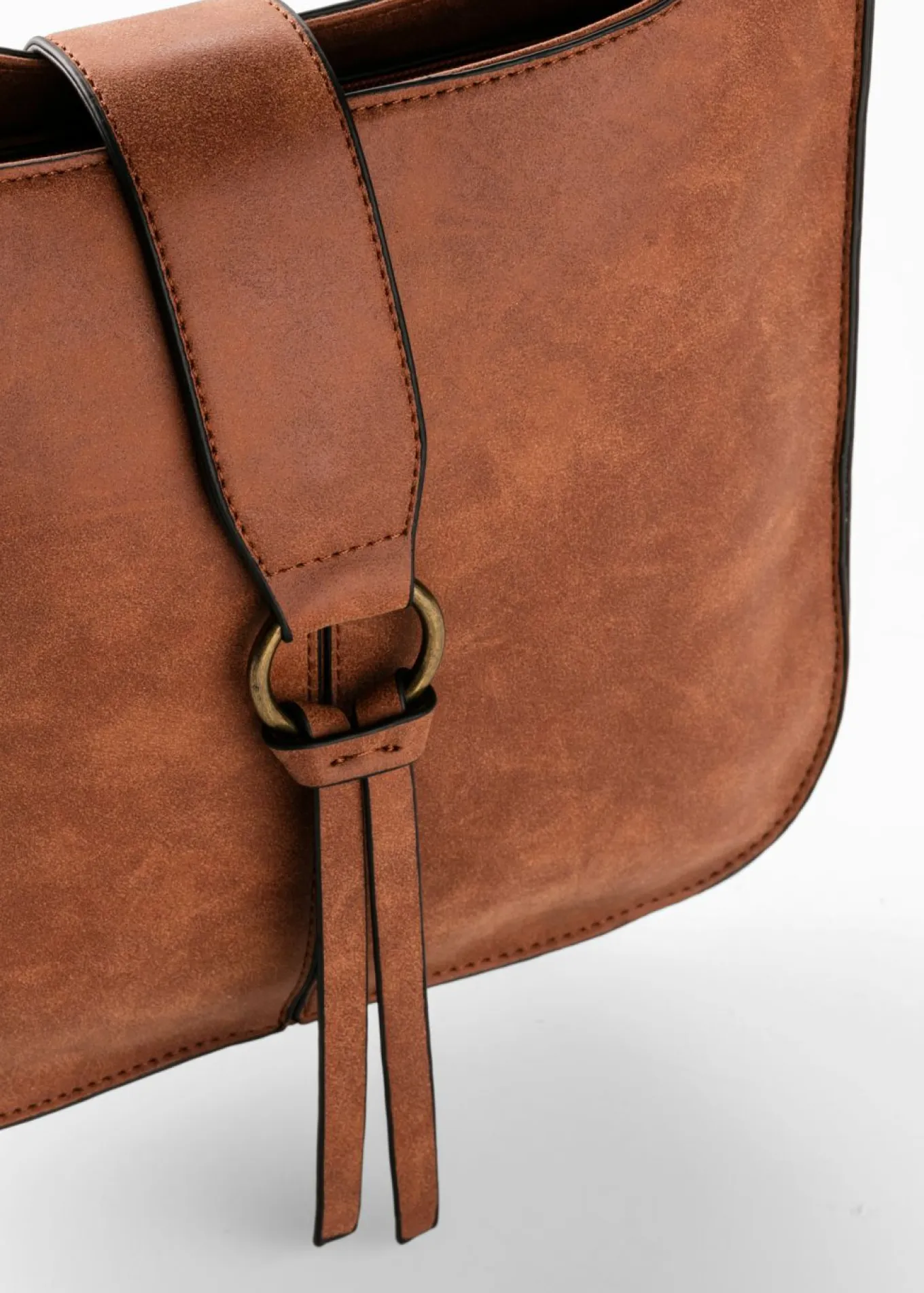Bolso bandolera con detalle de hebilla decorativa