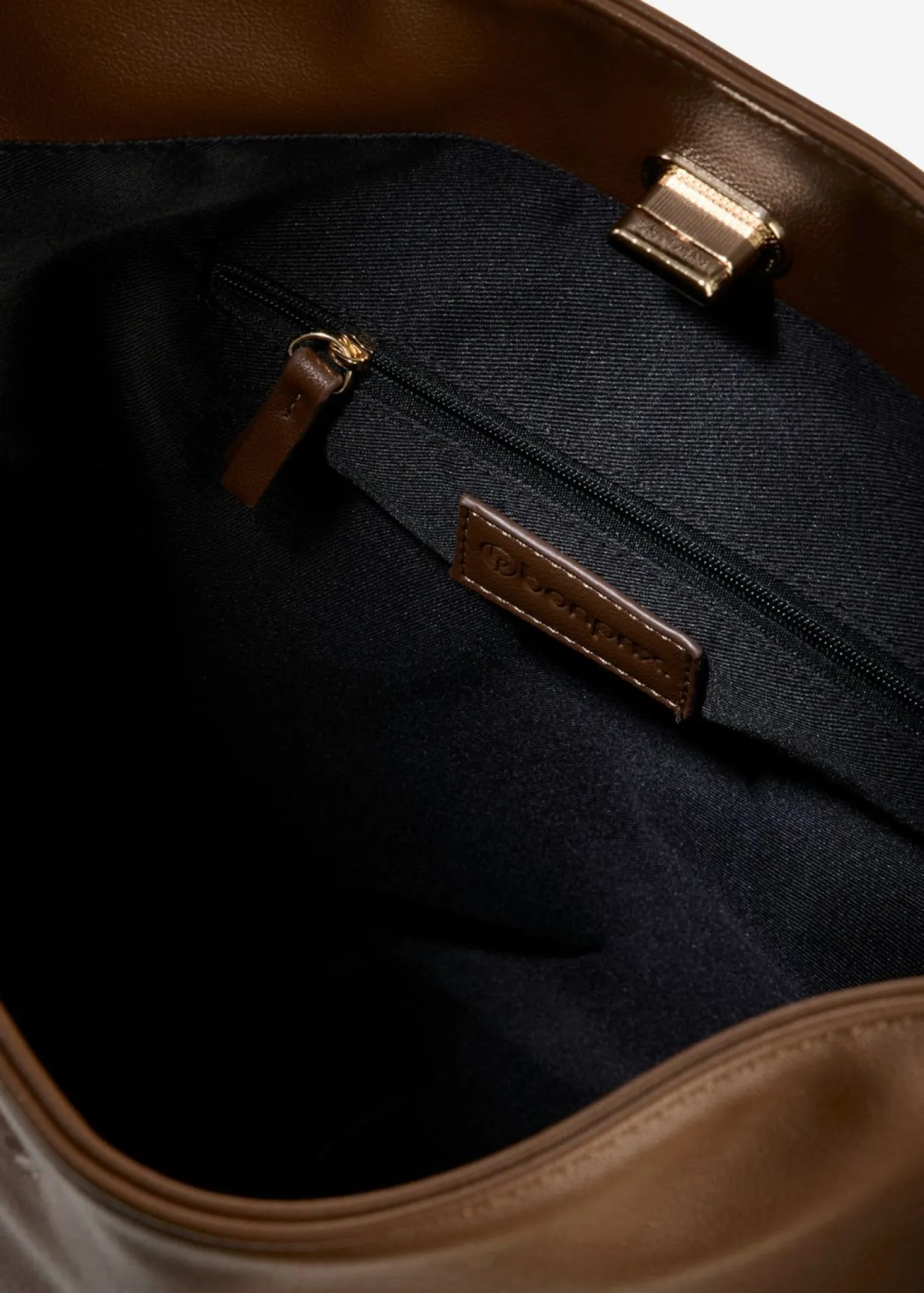 Bolso bandolera con detalle de correa