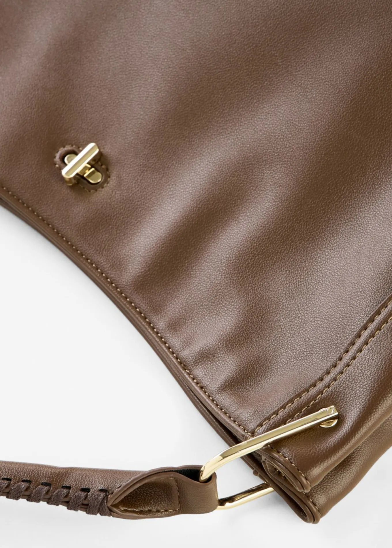 Bolso bandolera con detalle de correa