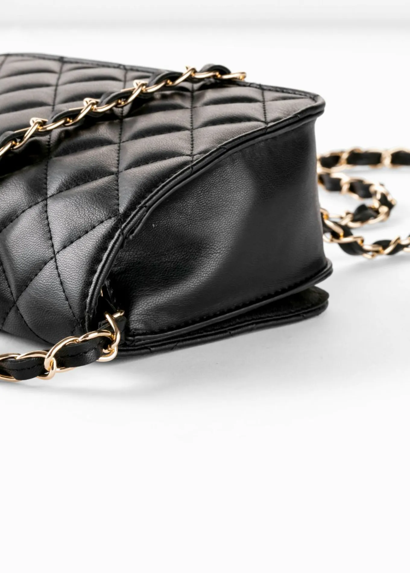 Bolso bandolera con pespunte decorativo