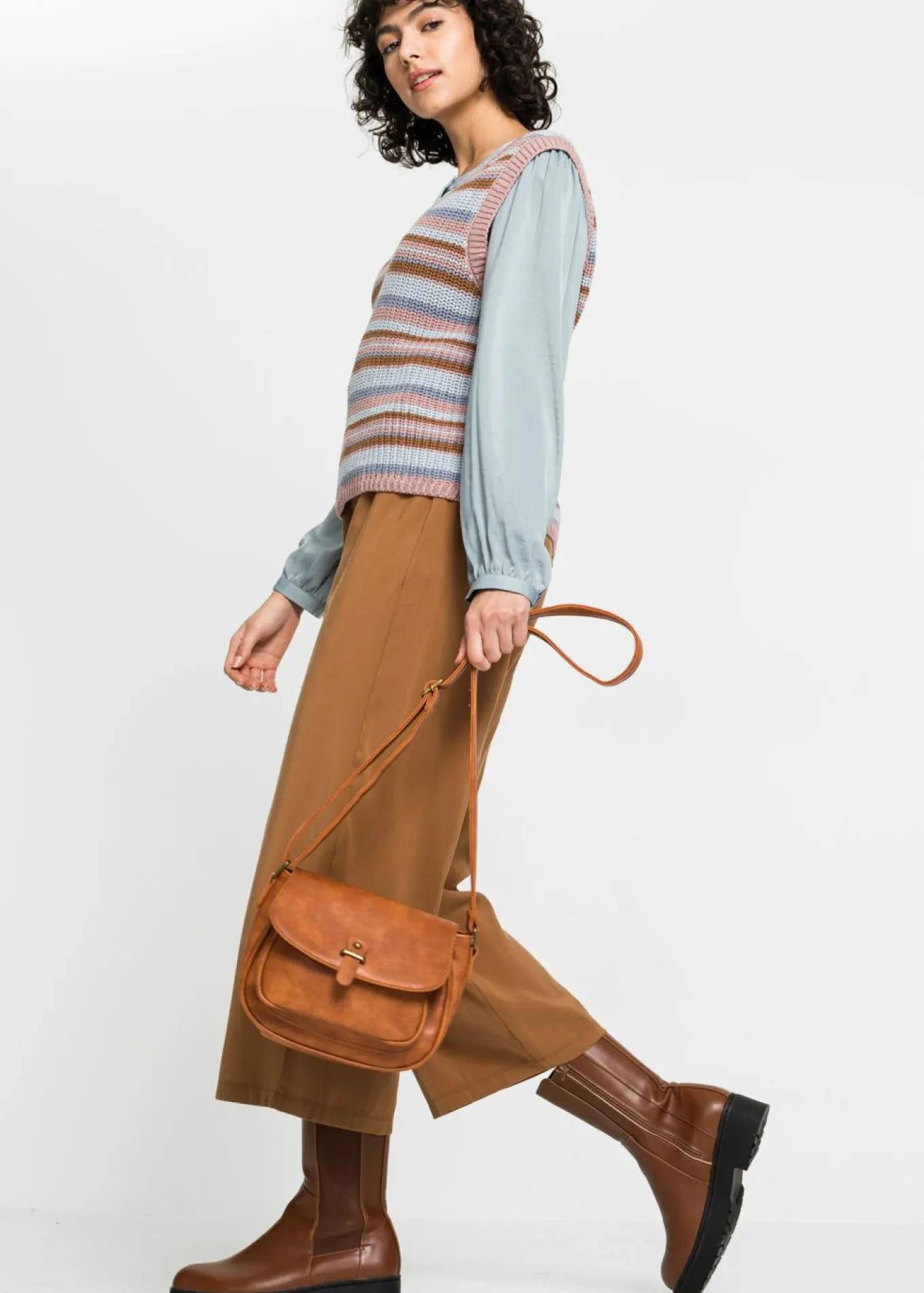 Bolso bandolera pequeño con detalle de hebilla