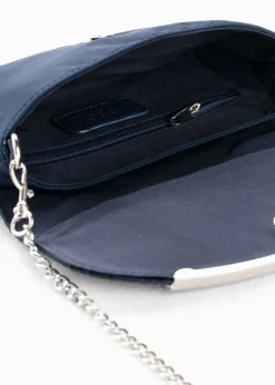 Bolso clutch con decoración de pedrería