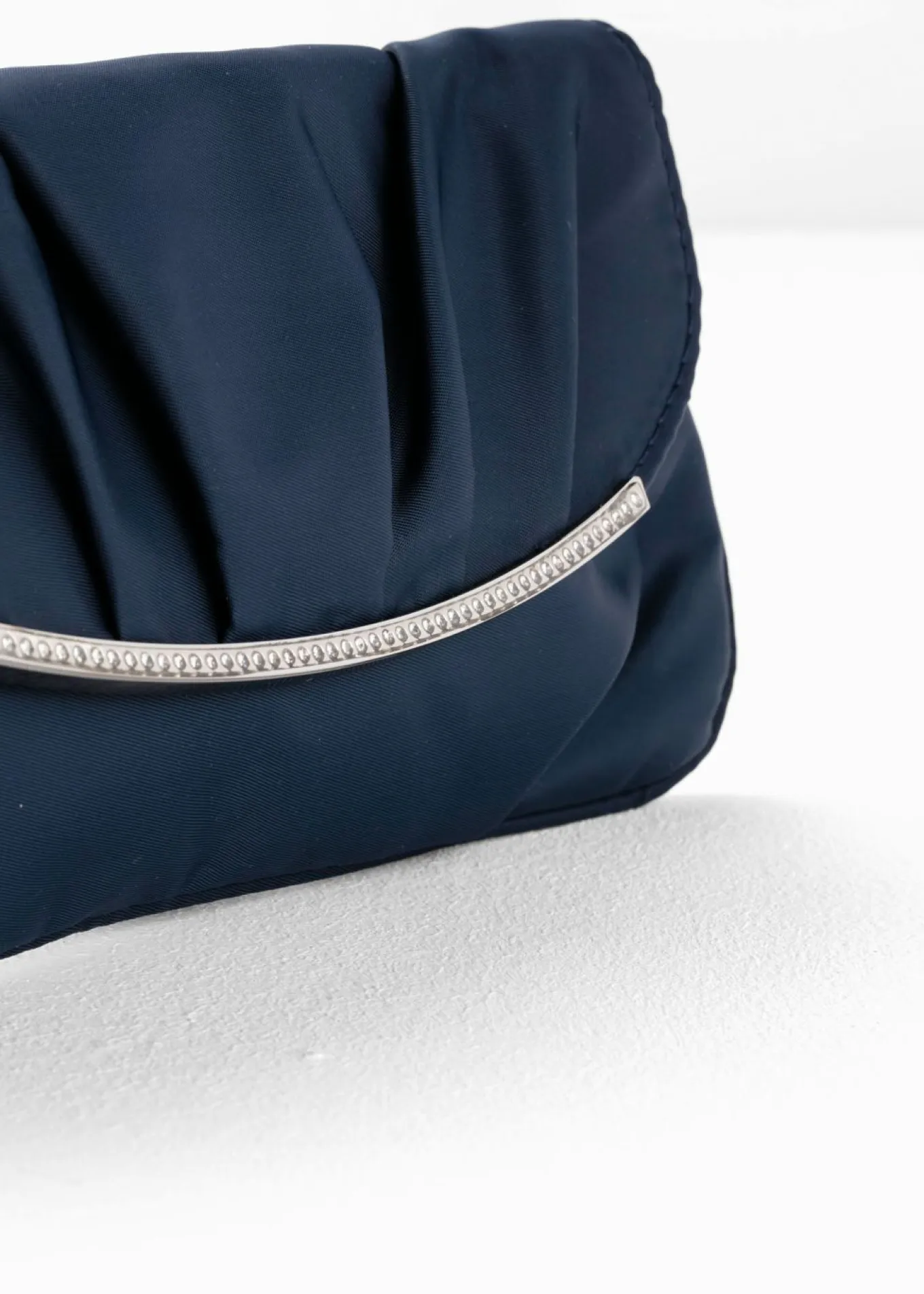 Bolso clutch con decoración de pedrería