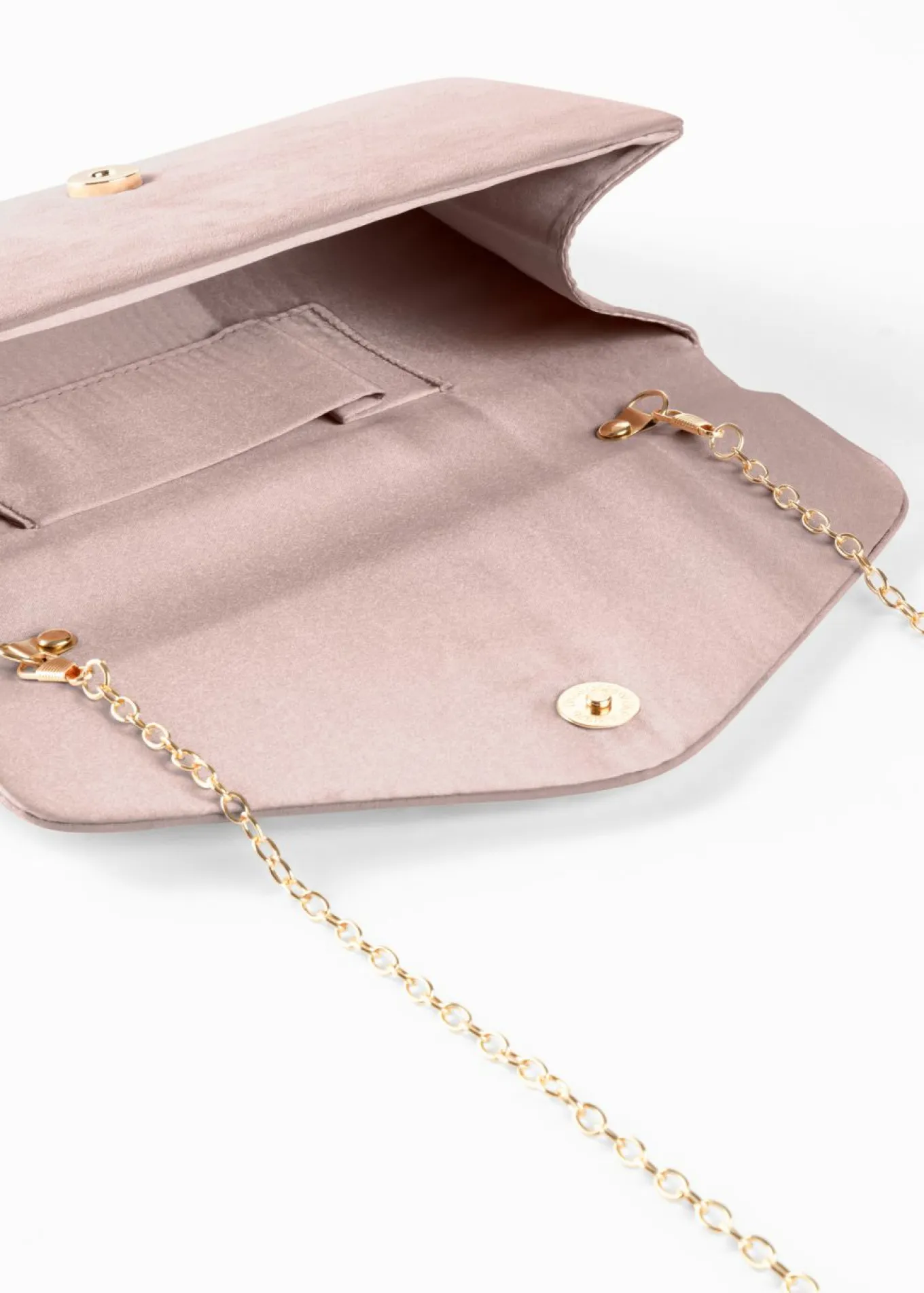 Bolso clutch con detalles de solapa