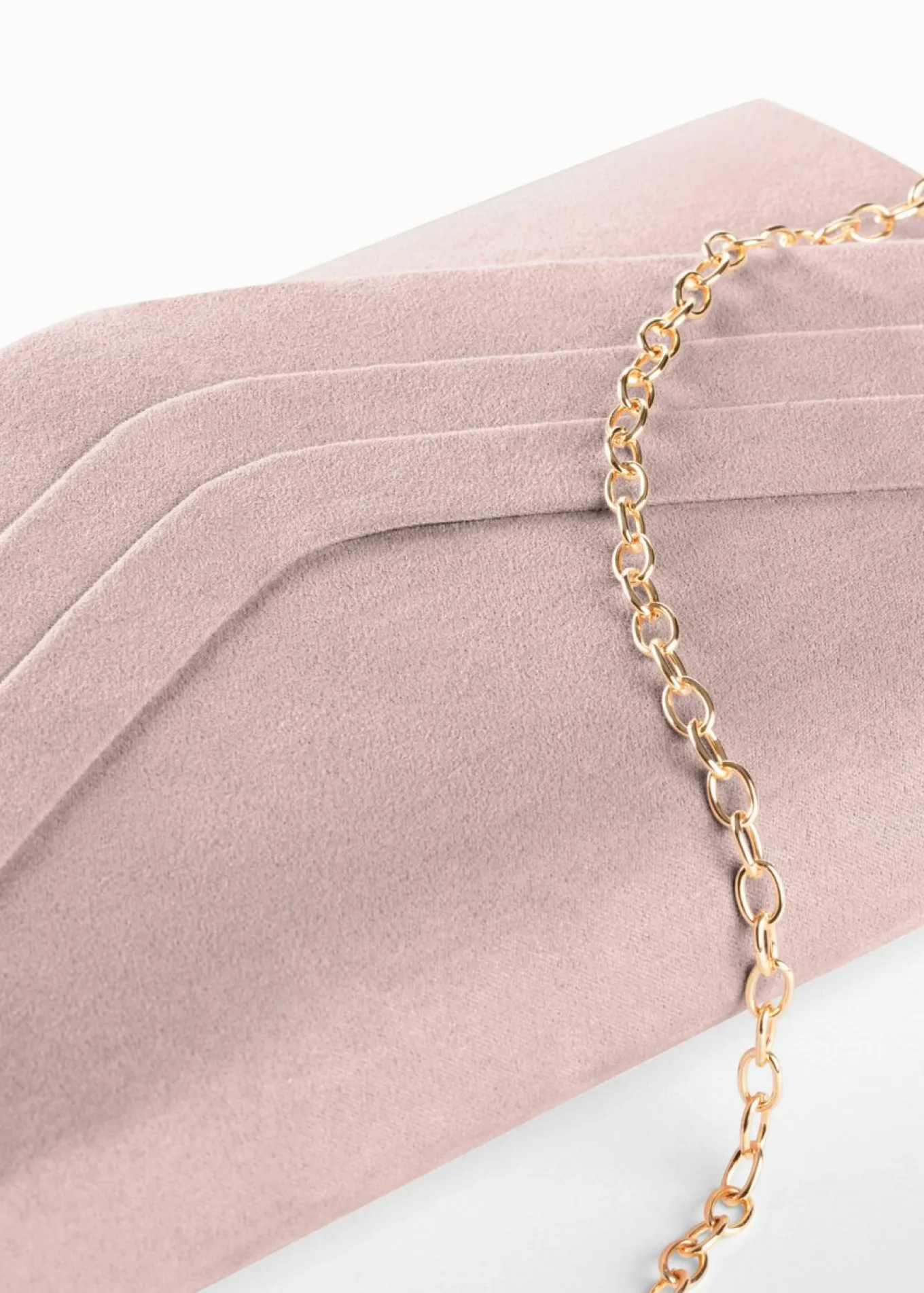 Bolso clutch con detalles de solapa