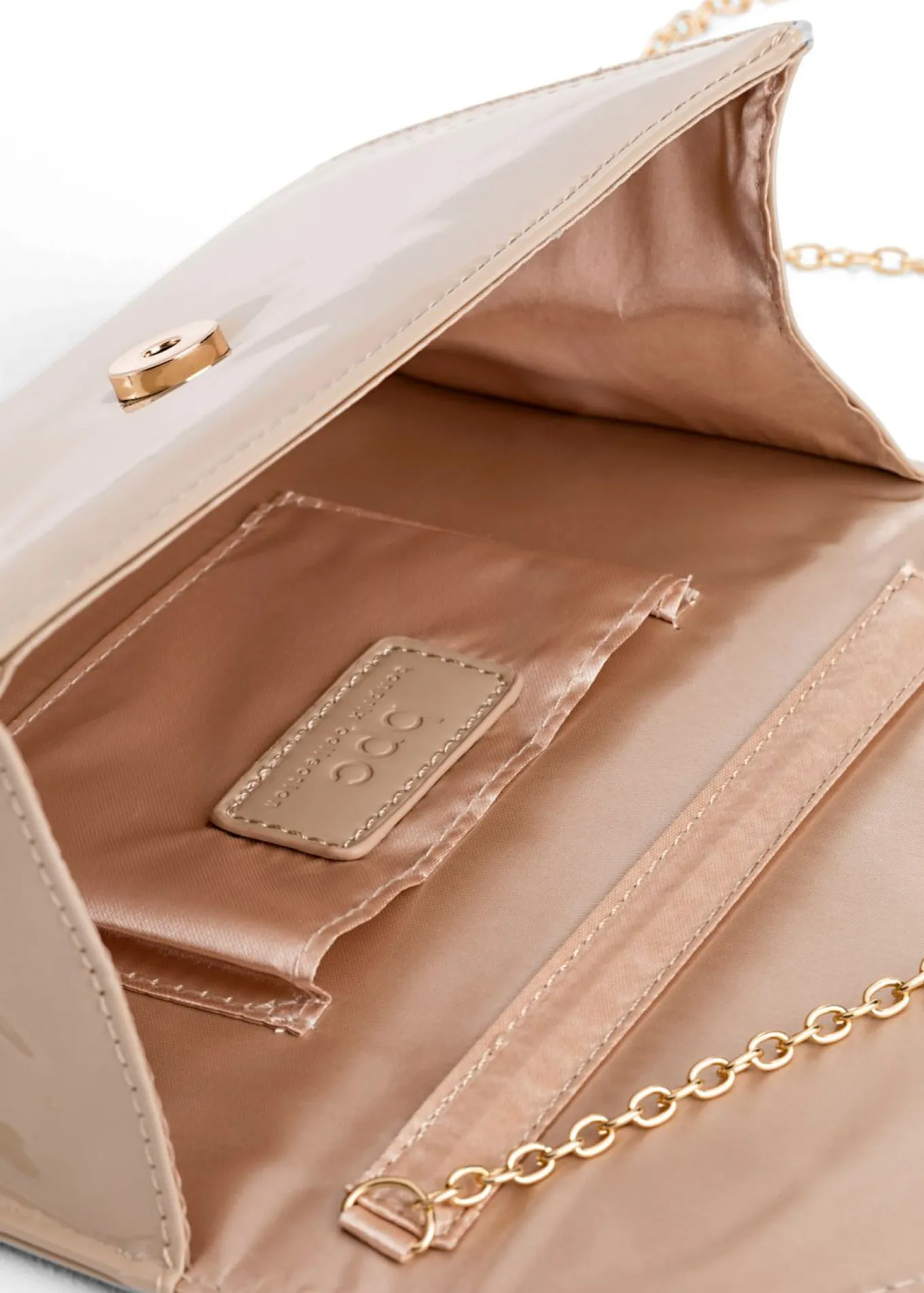 Bolso clutch con look lacado