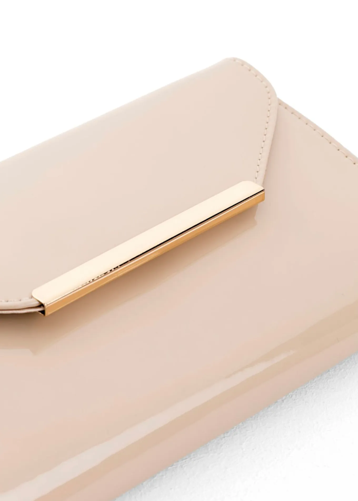 Bolso clutch con look lacado