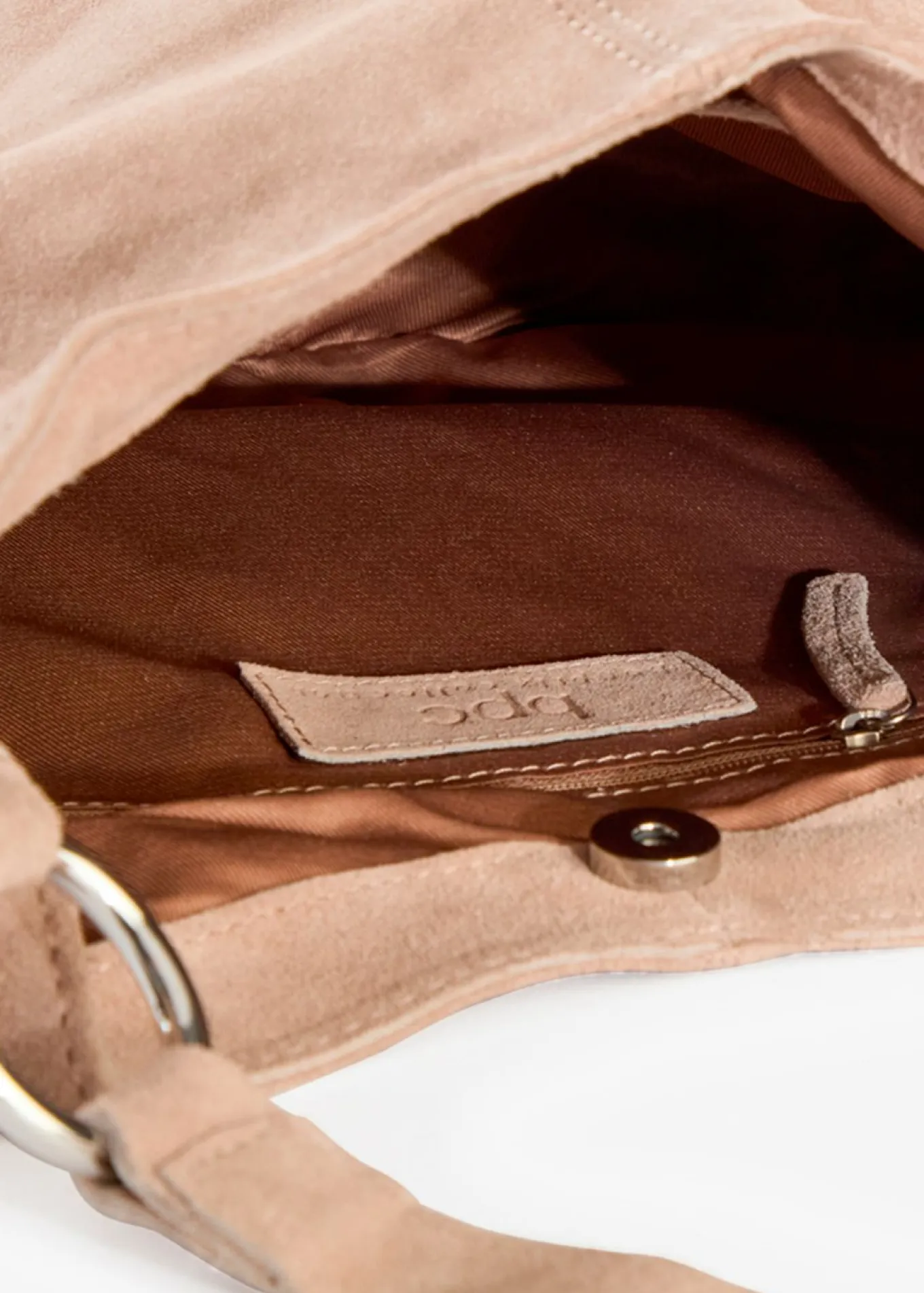 Bolso de ante con correa decorativa adicional