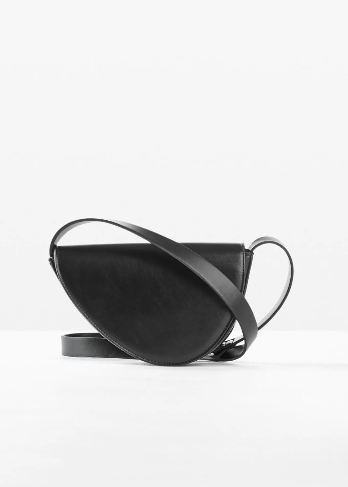 Bolso de estilo bandolera con aspecto asimétrico
