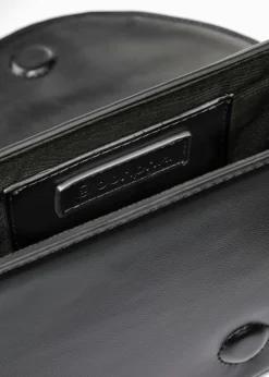 Bolso de estilo bandolera con aspecto asimétrico