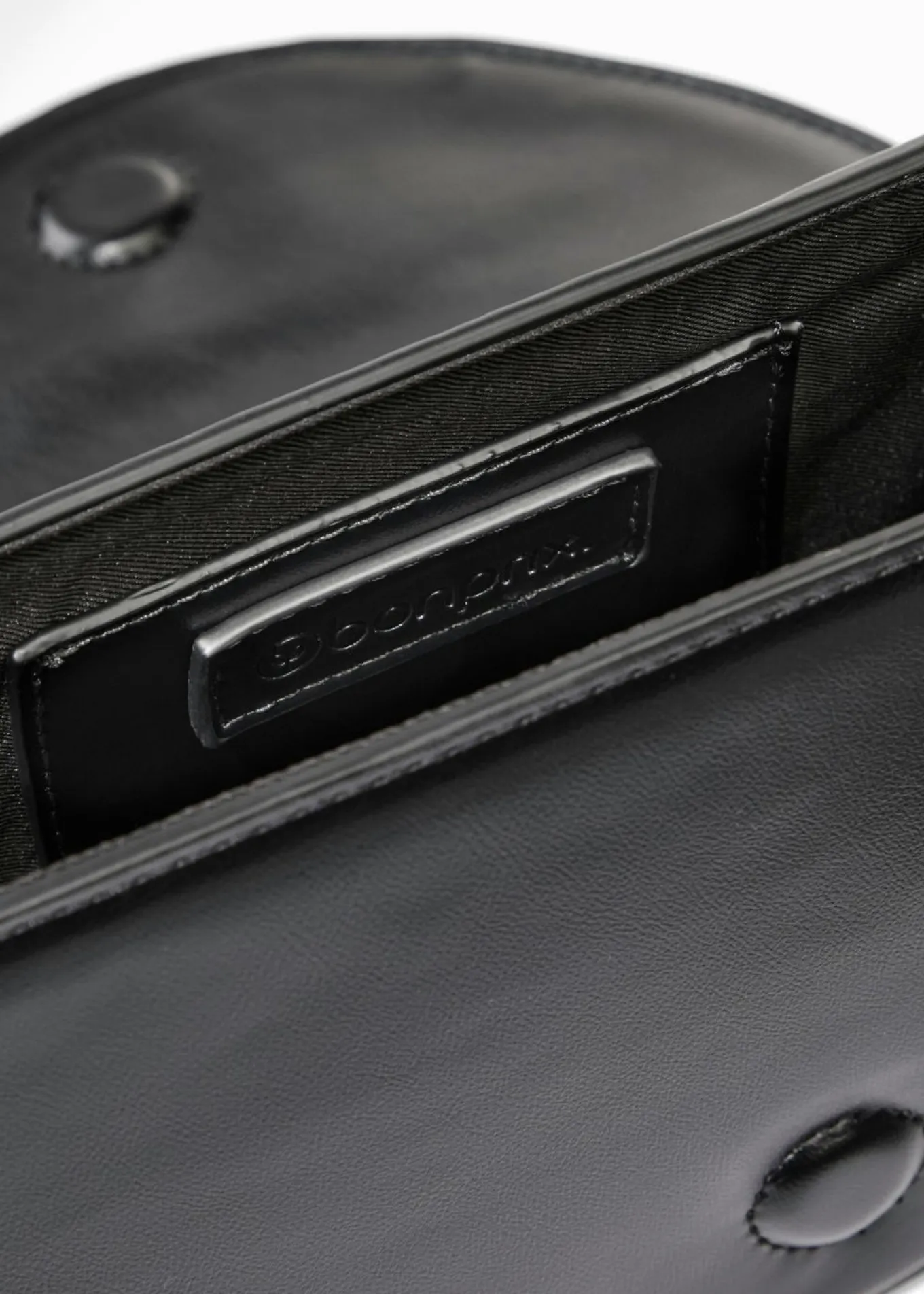 Bolso de estilo bandolera con aspecto asimétrico
