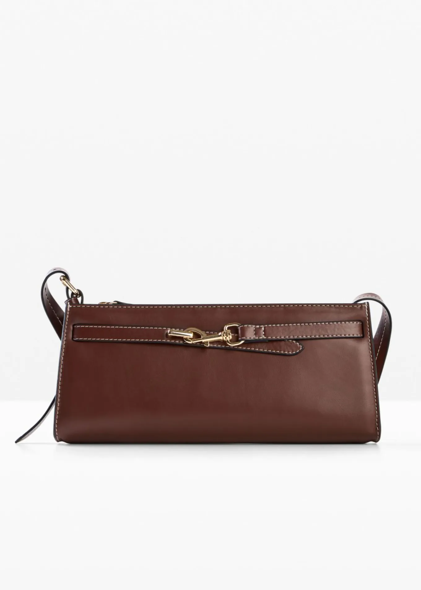 Bolso de estilo bandolera con detalle de hebilla
