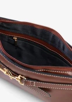 Bolso de estilo bandolera con detalle de hebilla
