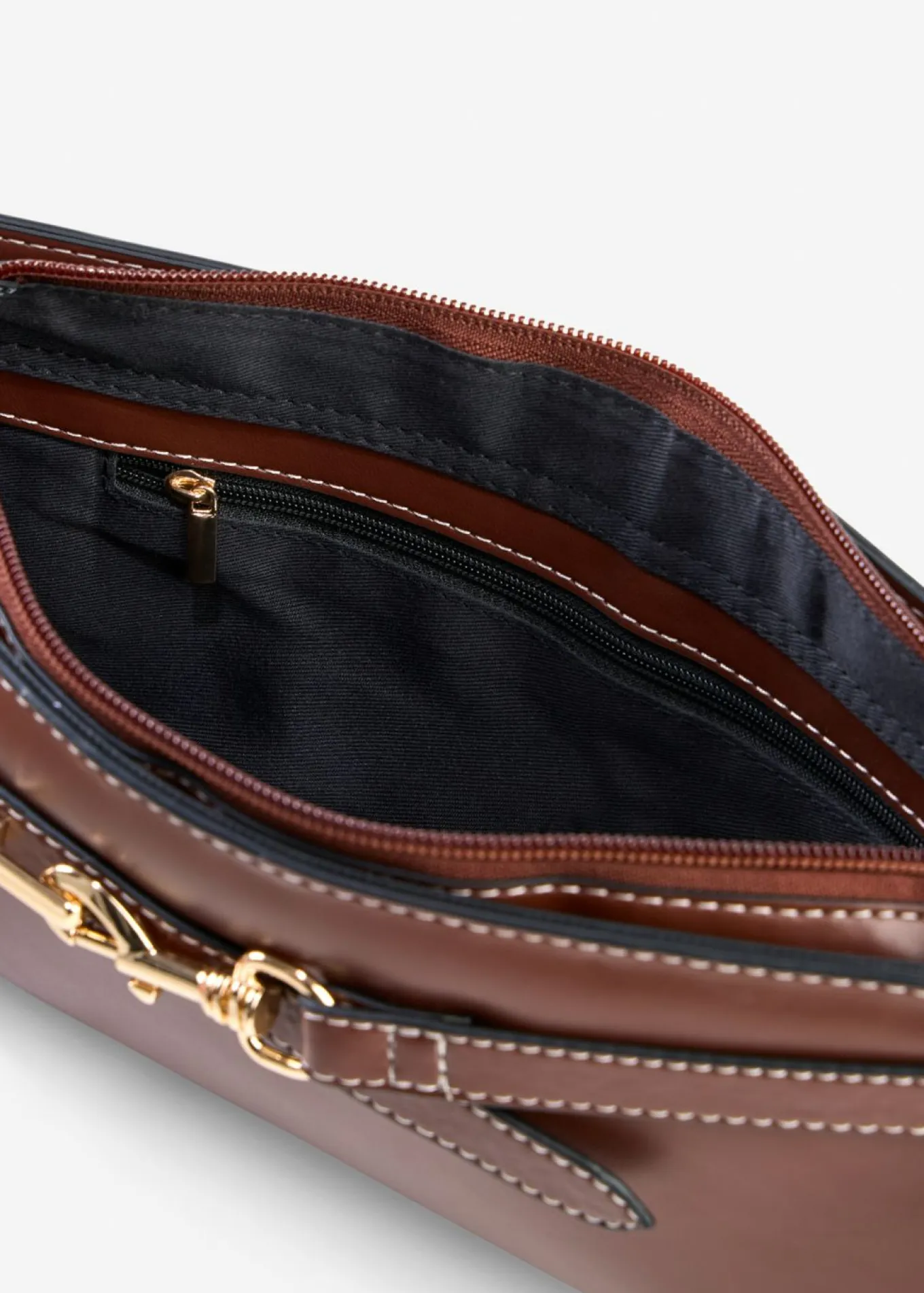 Bolso de estilo bandolera con detalle de hebilla