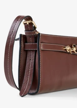 Bolso de estilo bandolera con detalle de hebilla