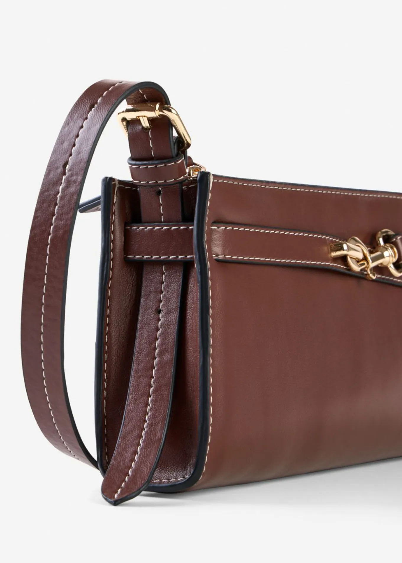 Bolso de estilo bandolera con detalle de hebilla
