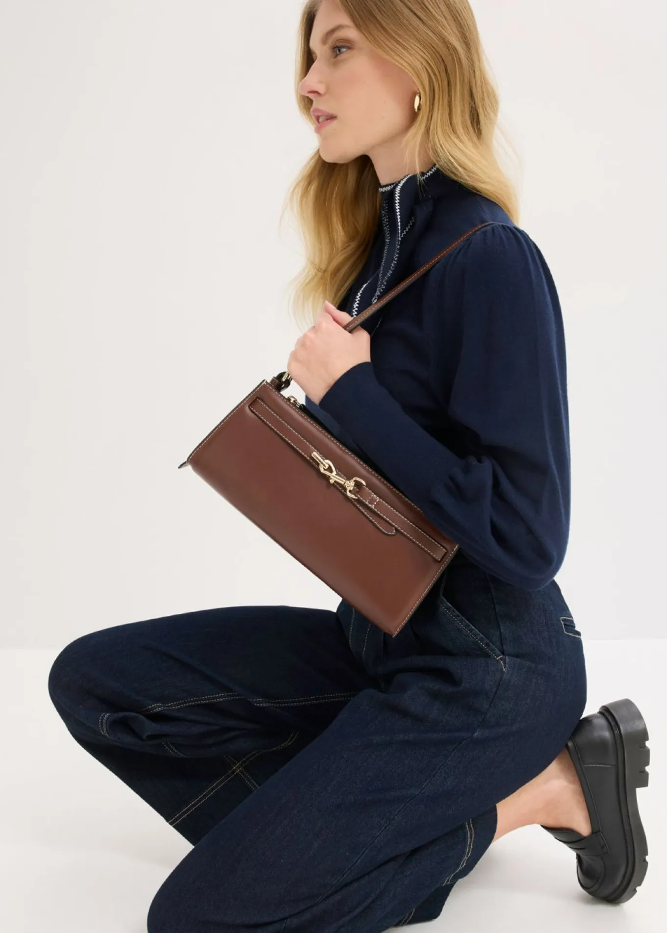 Bolso de estilo bandolera con detalle de hebilla