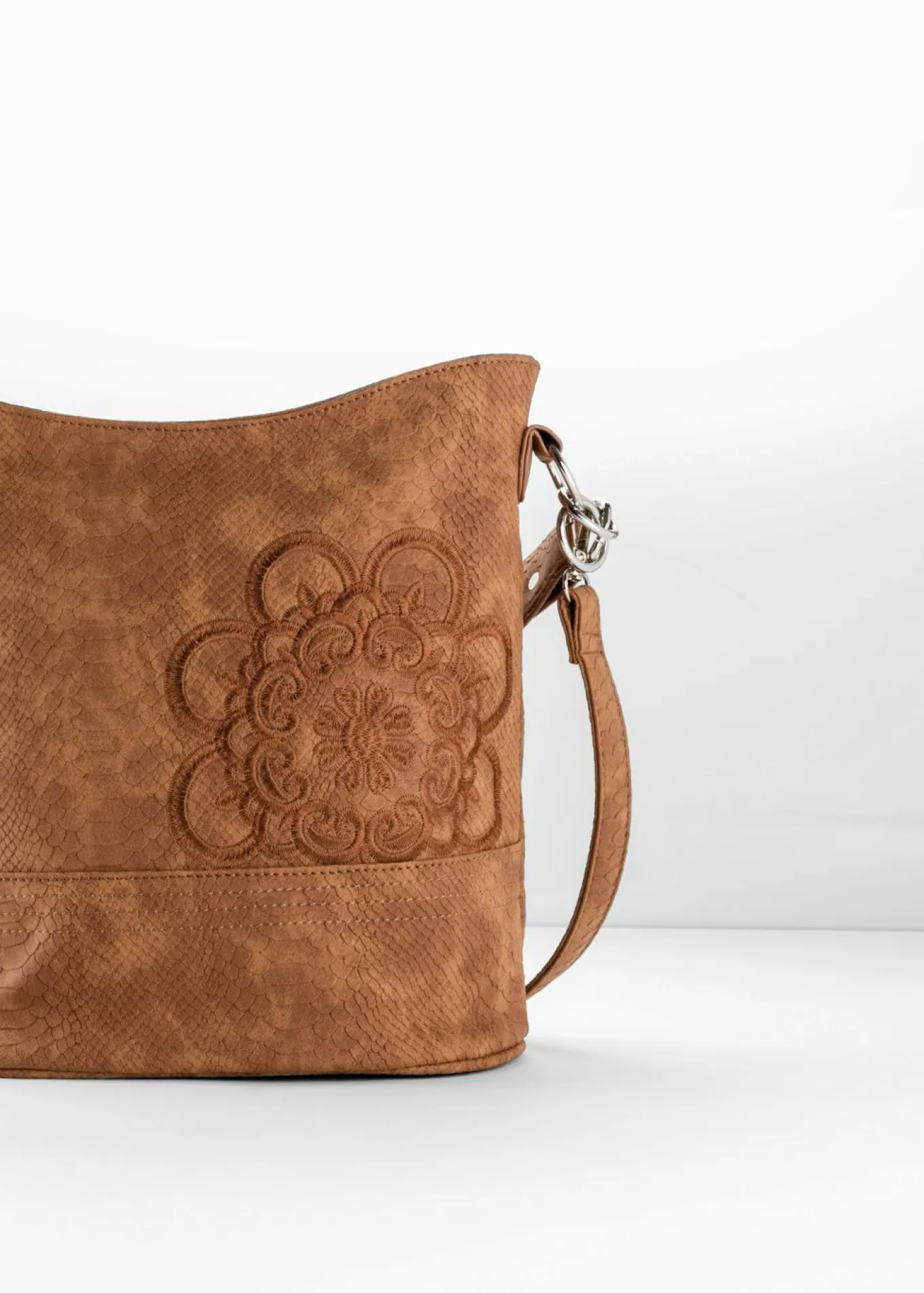 Bolso de mano con bordado