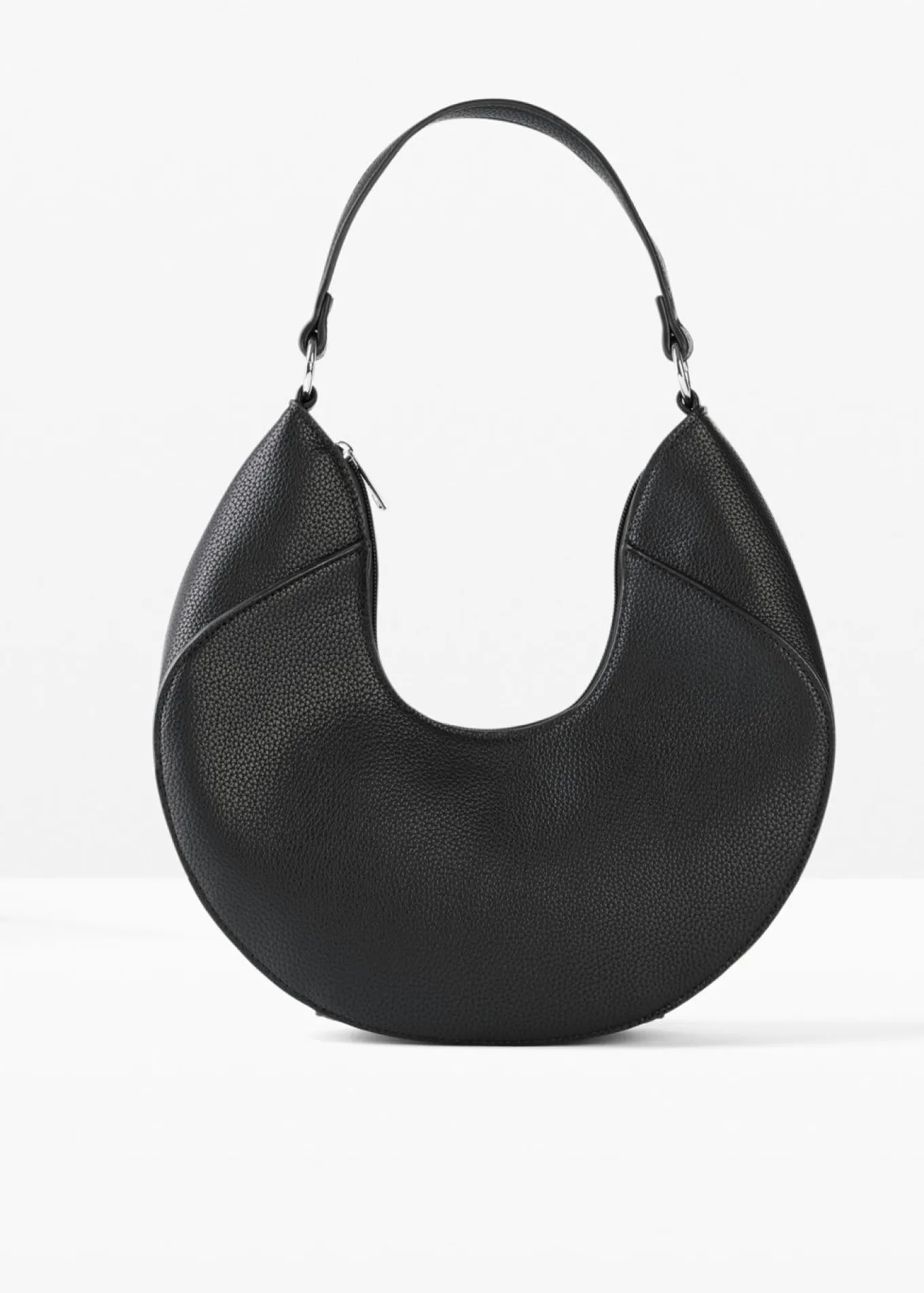 Bolso de mano de forma redondeada