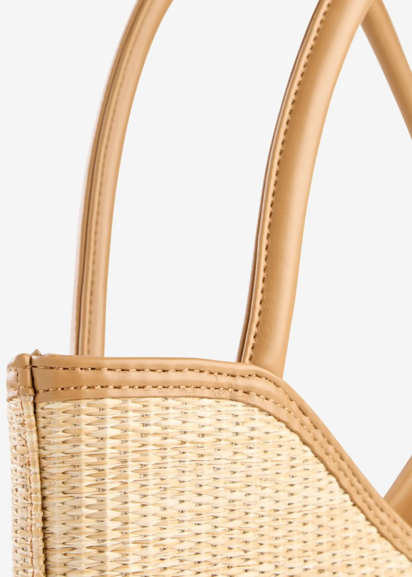 Bolso shopper con aspecto de paja