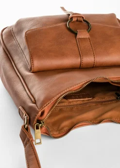 Bolso tipo bandolera, mediano, con detalle de hebilla