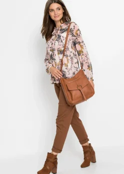 Bolso tipo bandolera, mediano, con detalle de hebilla