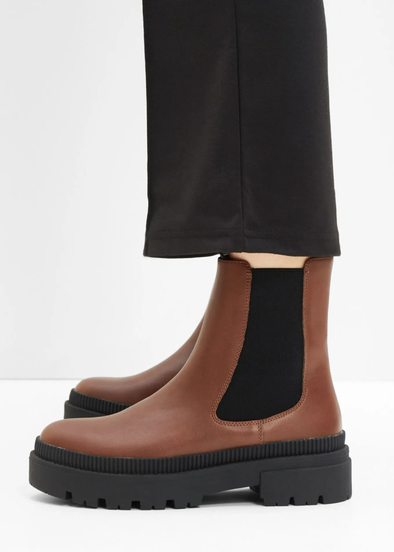 Botas Chelsea con suela perfilada