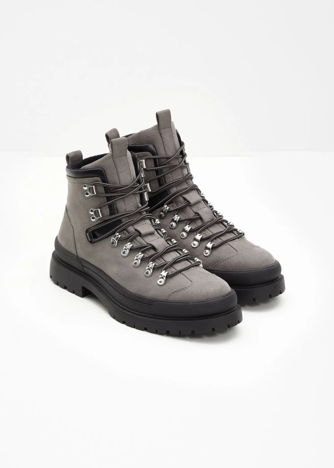 Botas con cordones