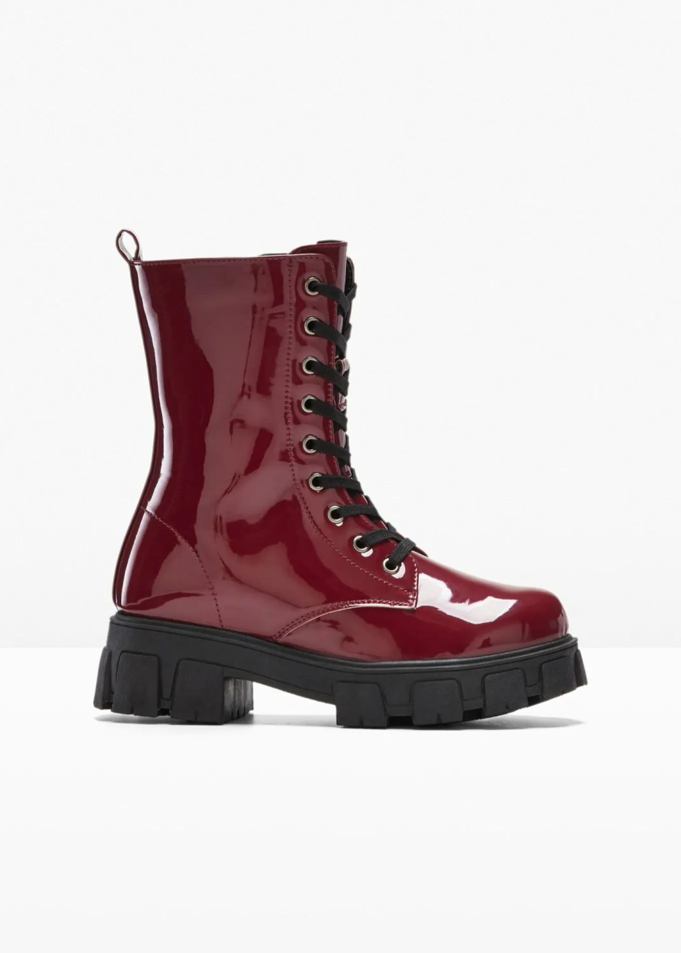 Botas con cordones y aspecto lacado