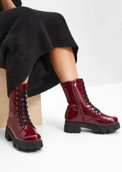 Botas con cordones y aspecto lacado