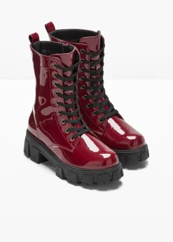 Botas con cordones y aspecto lacado