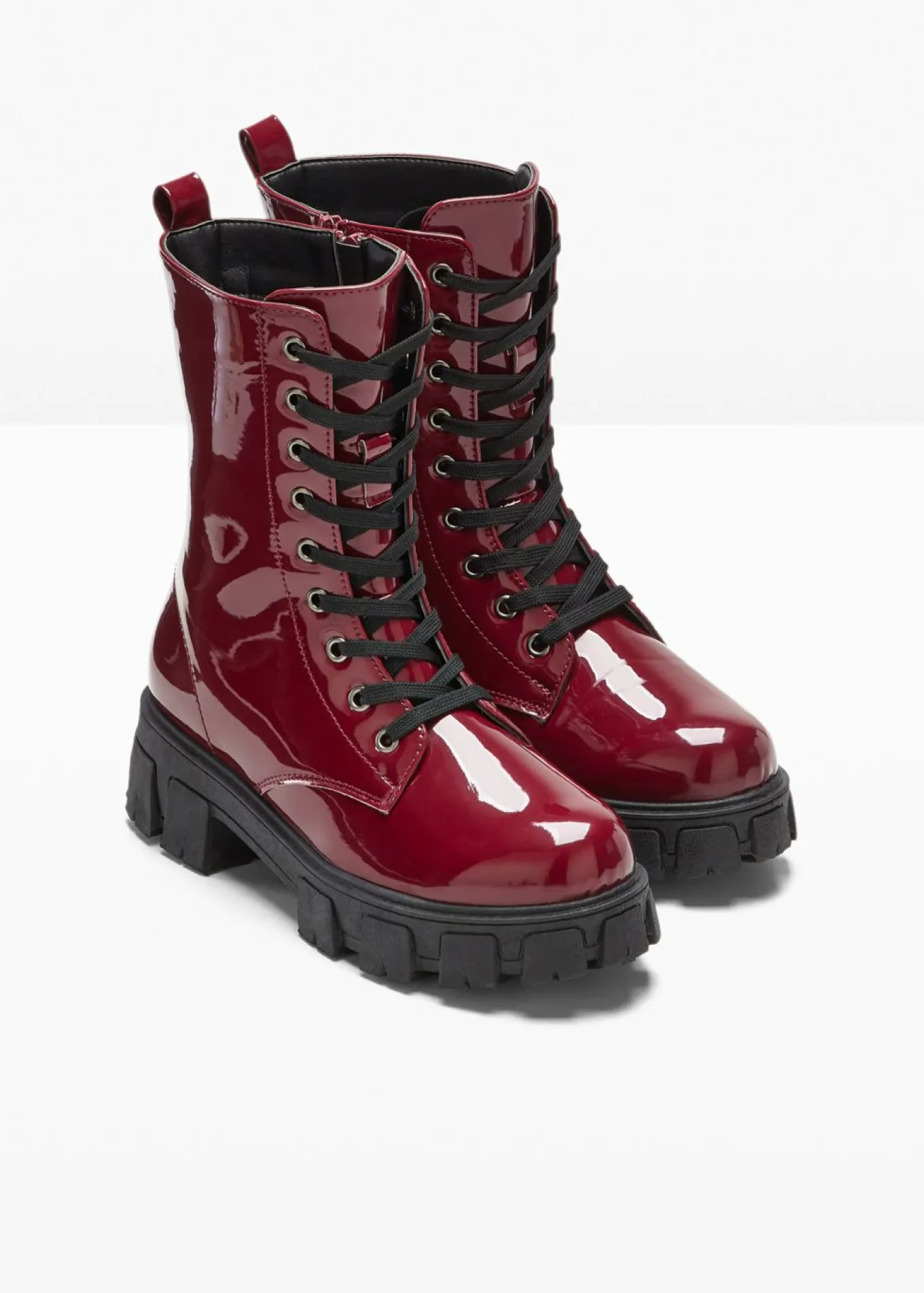 Botas con cordones y aspecto lacado